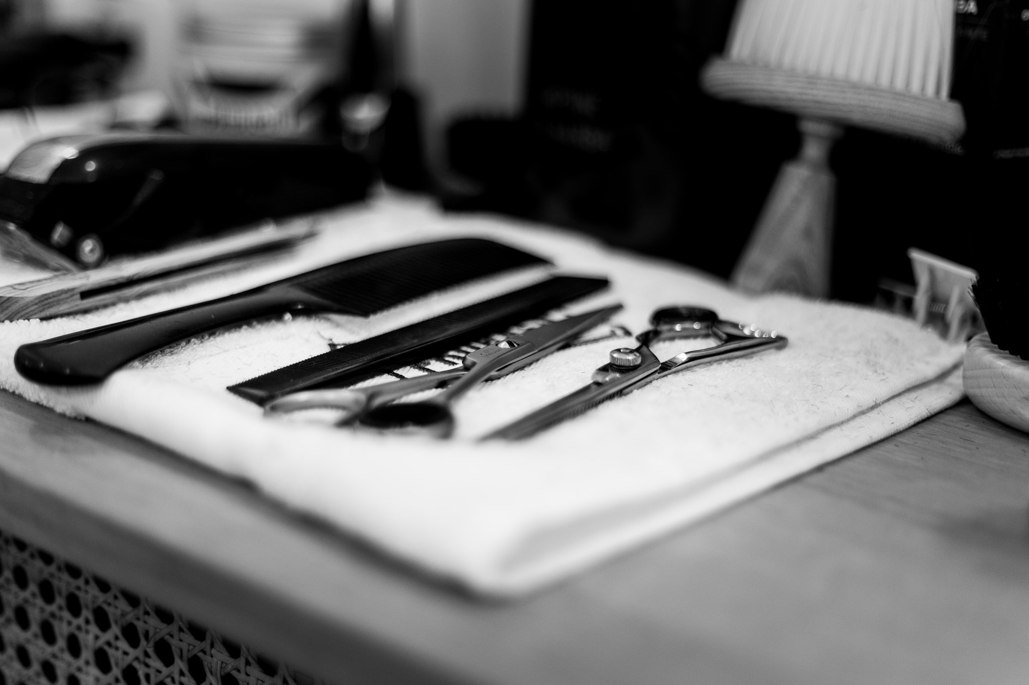 Scharen, tondeuse en kammen op de werkplek van de barbier