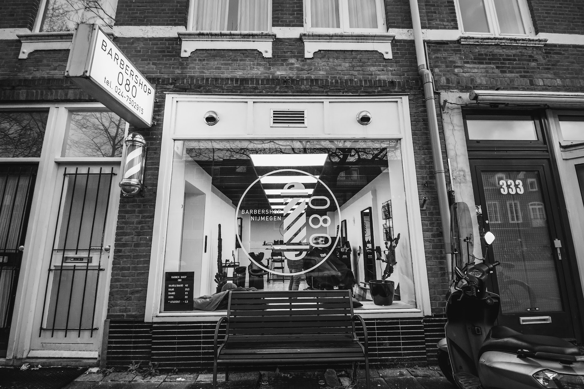 De winkelgevel van Barbershop 080 aan de Krayenhofflaan